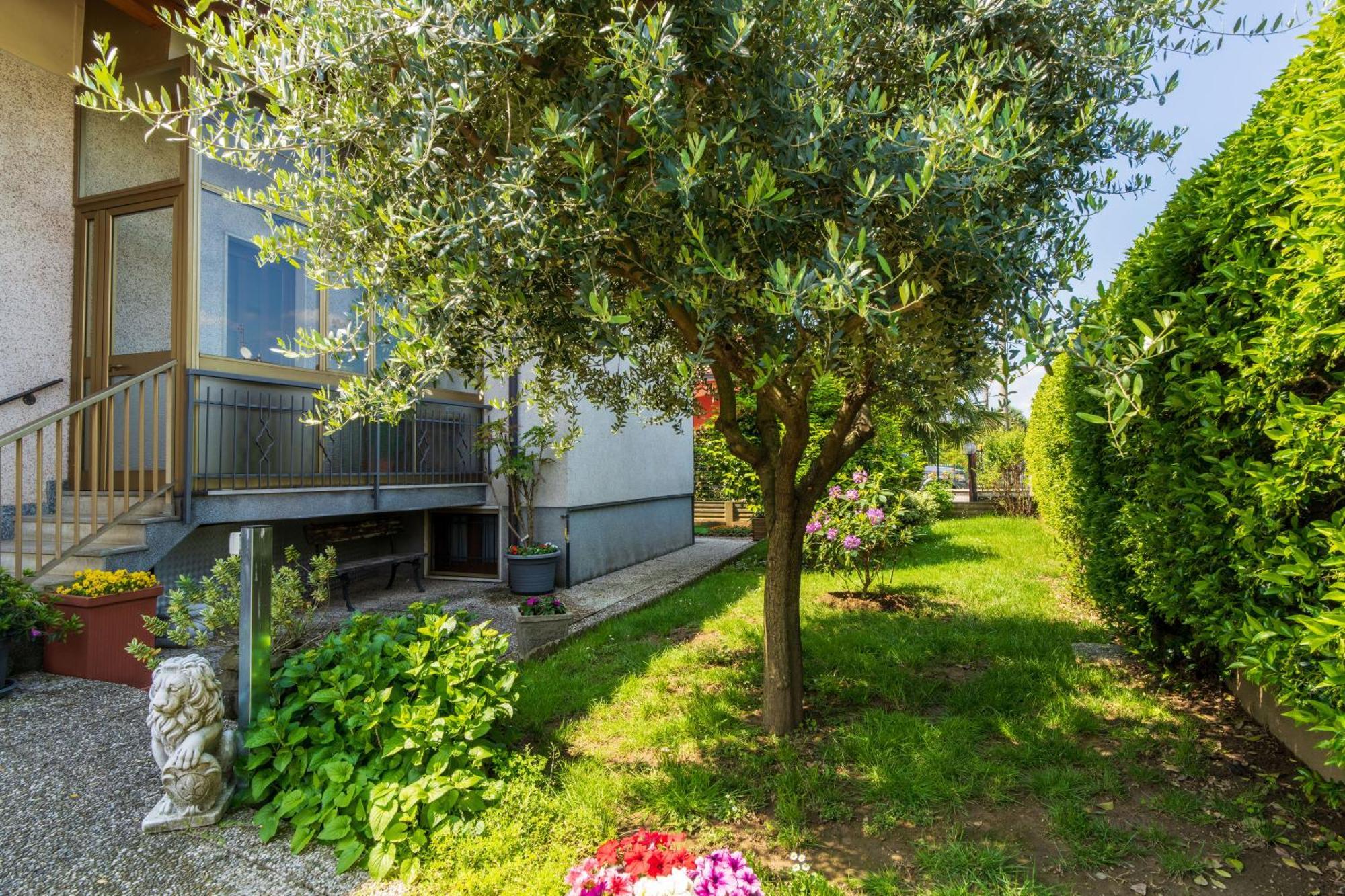 Apartamento Le Rose Venegono Superiore Exterior foto